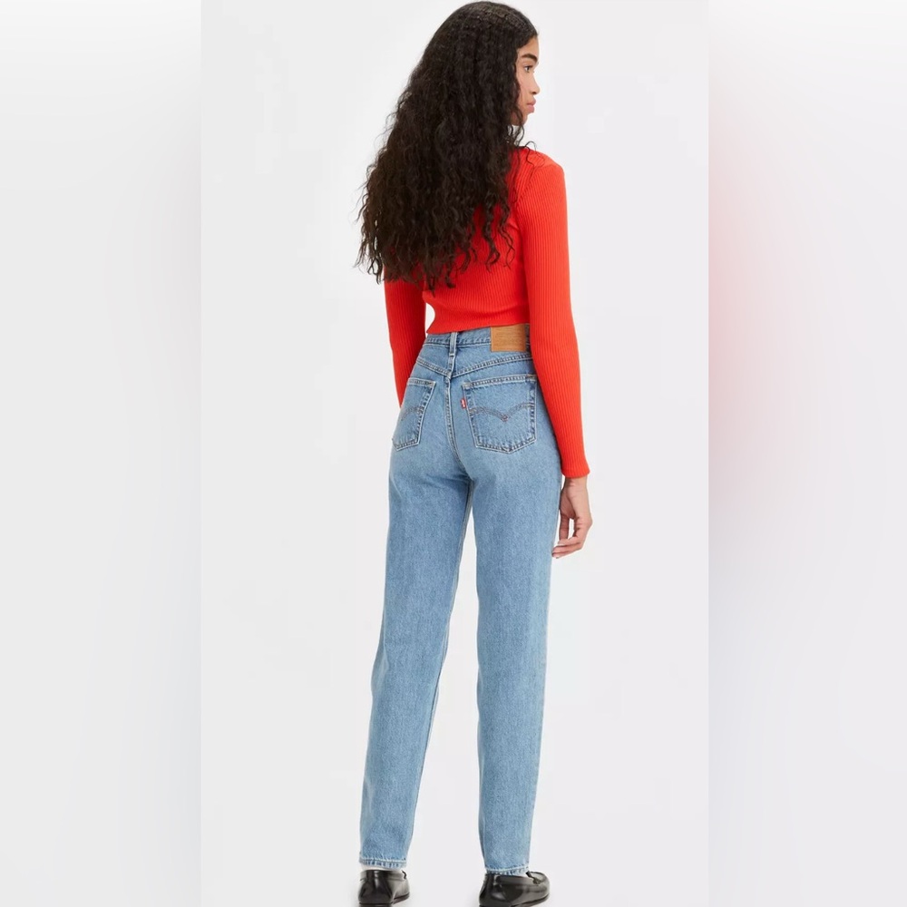 WOMENS LEVI’S HIGH WAISTED MOM JEAN IN A LIGHT WASH BLUE DENIM 80’s VIBE SIZE 25 - Picture 2 of 16